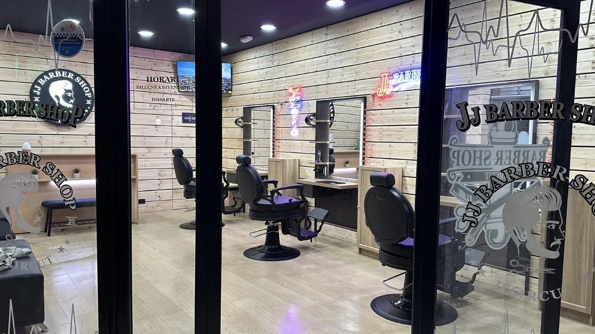 Barbería JJ Barber Shop terminada vista desde el escaparate, en Premià