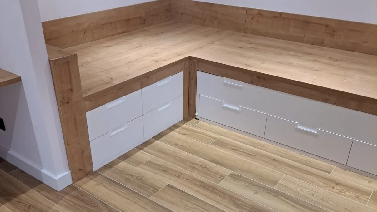 Cama con cajones bajo el somier fabricada a medida en roble y blanco
