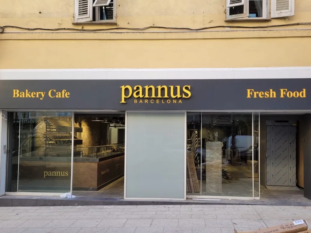 Fachada de la panadería-cafetería Pannus con rotulación