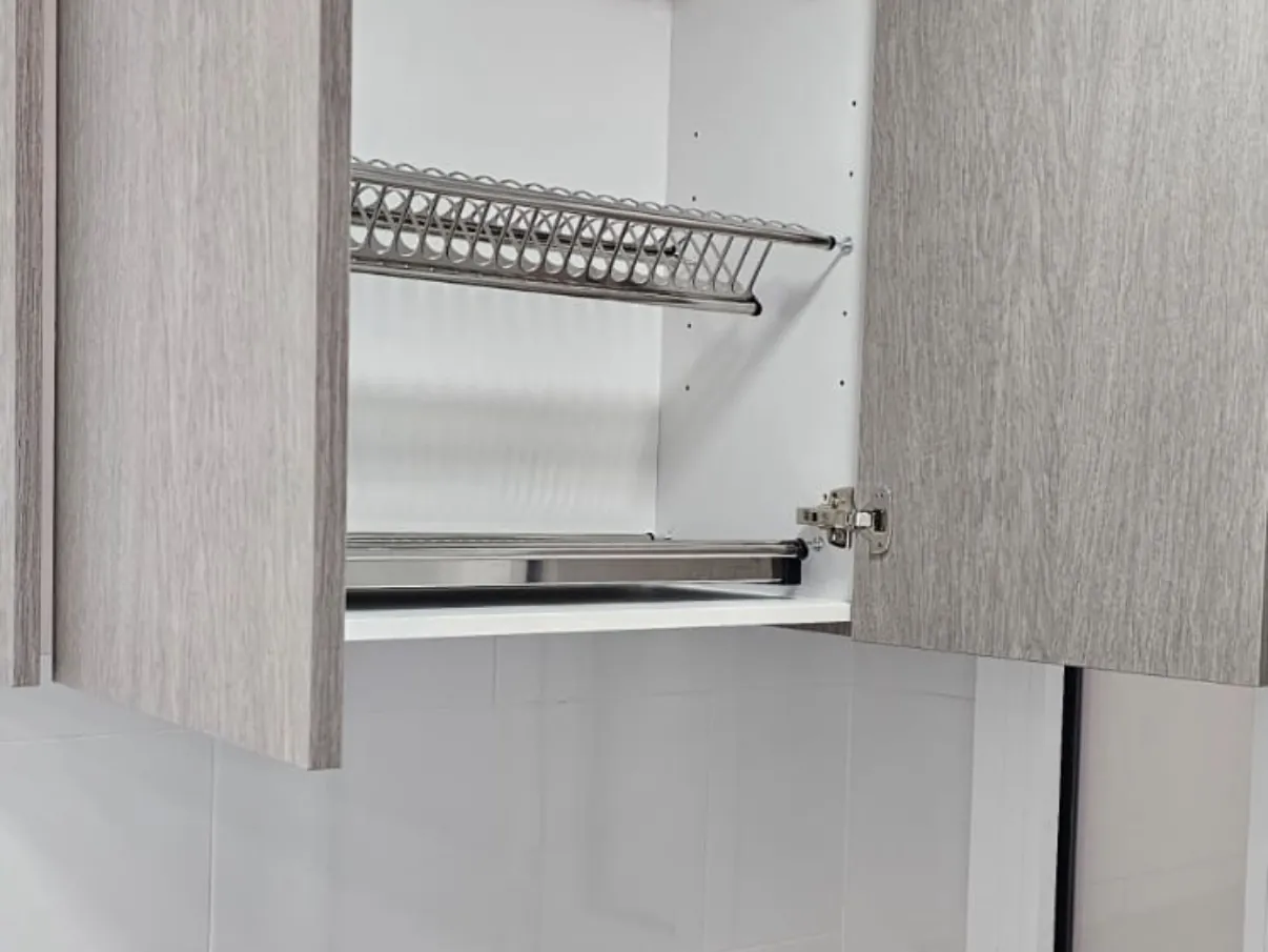 Mueble alto de cocina con escurridor integrado sobre encimera de gran formato