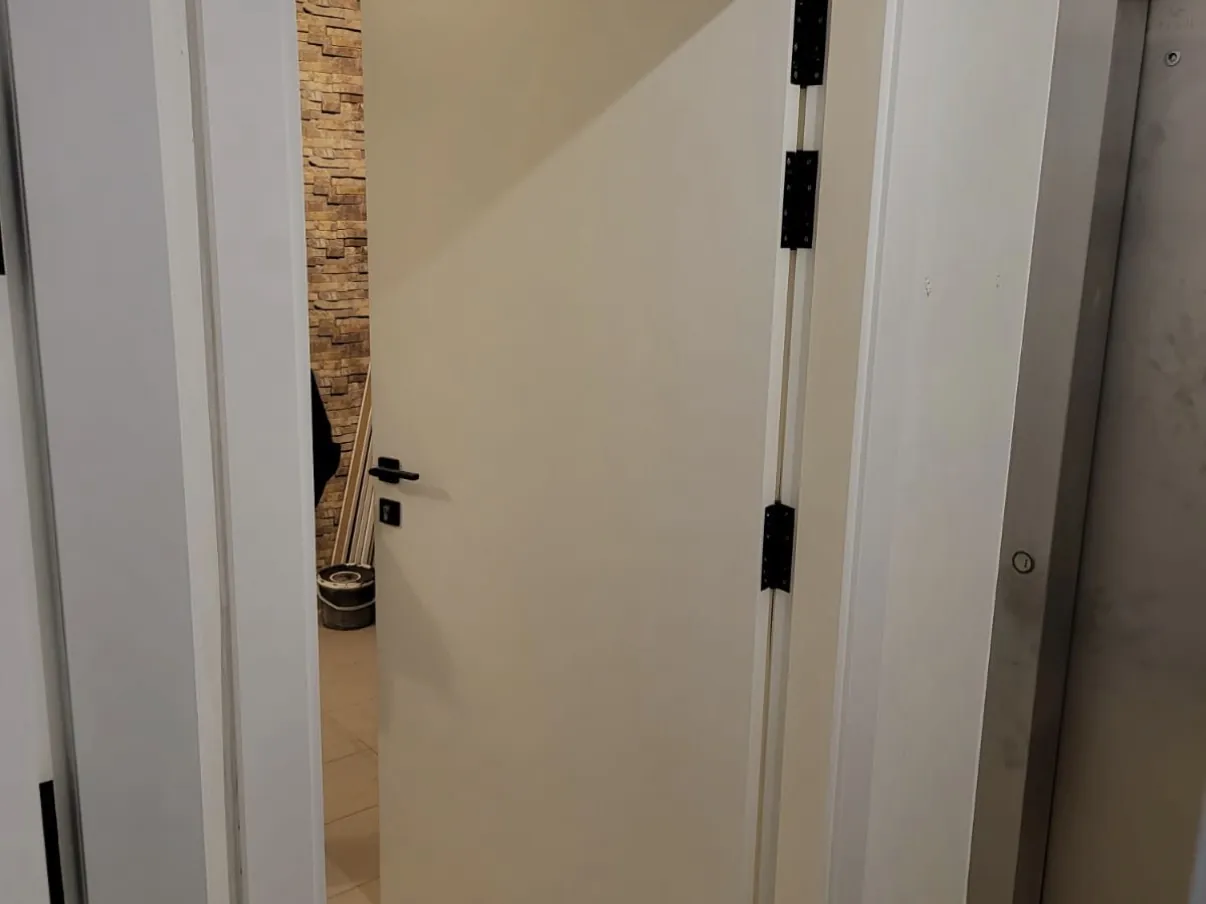 Puerta interior nueva con herrajes negros y tapajuntas